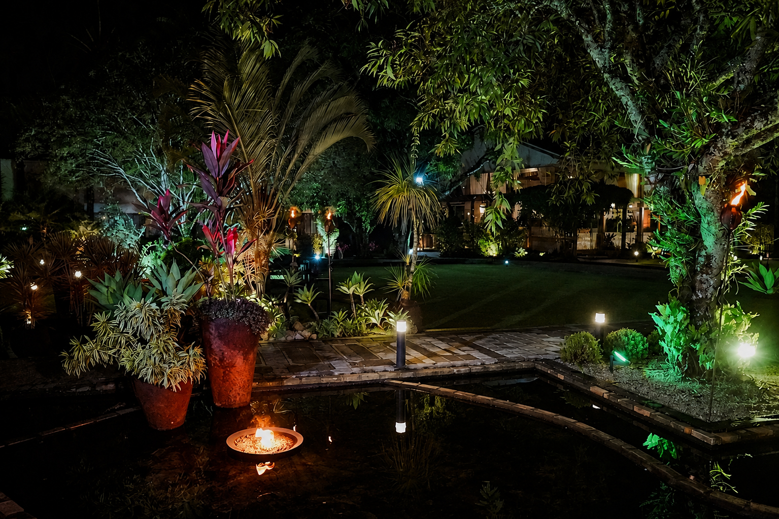 Villa Lyon ao entardecer, jardim e lago ao fundo